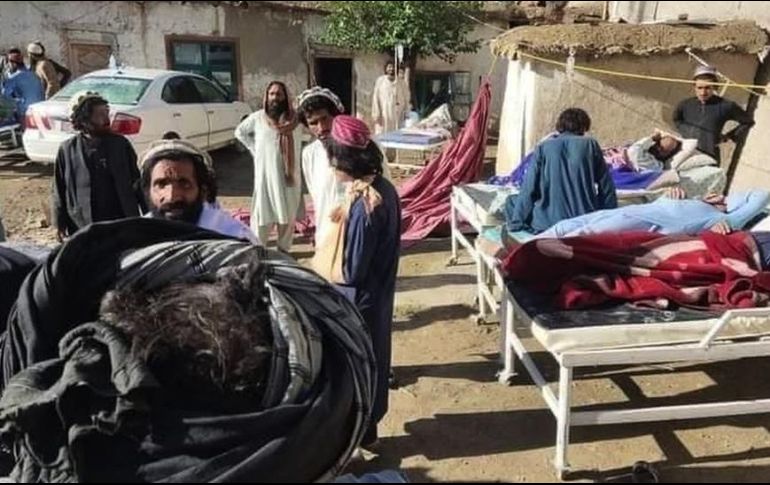 En instalaciones improvisadas fuera de la clínica destruida en Gyan se intenta ayudar a personas heridas que no tienen otro lugar a donde ir. GYAN COMPREHENSIVE HEALTH CENTER /