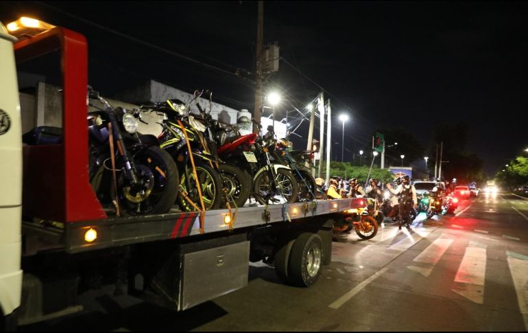 Los agentes viales emitieron 111 cédulas de infracción por diversos motivos, entre ellos exceder el número de tripulantes, conducir sin casco o con menores de edad. ESPECIAL /