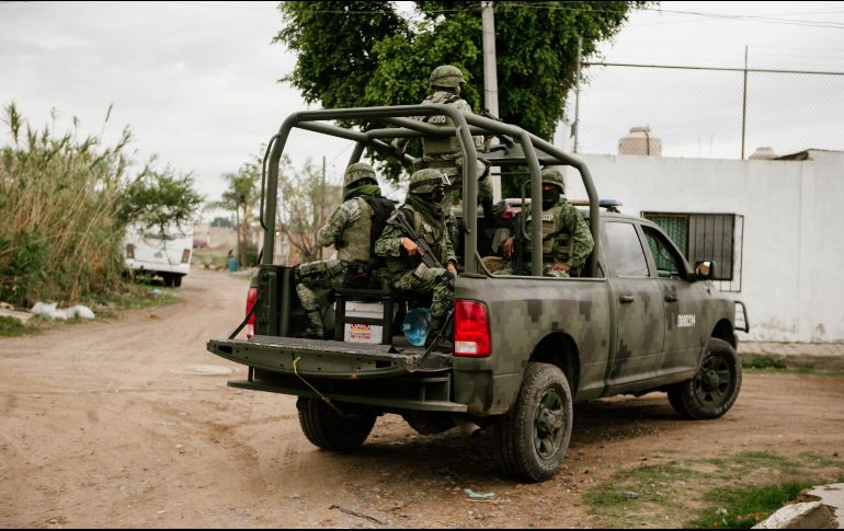 Militares resguardan la zona donde cuatro policías y ocho civiles perdieron la vida. EL INFORMADOR/G. Gallo