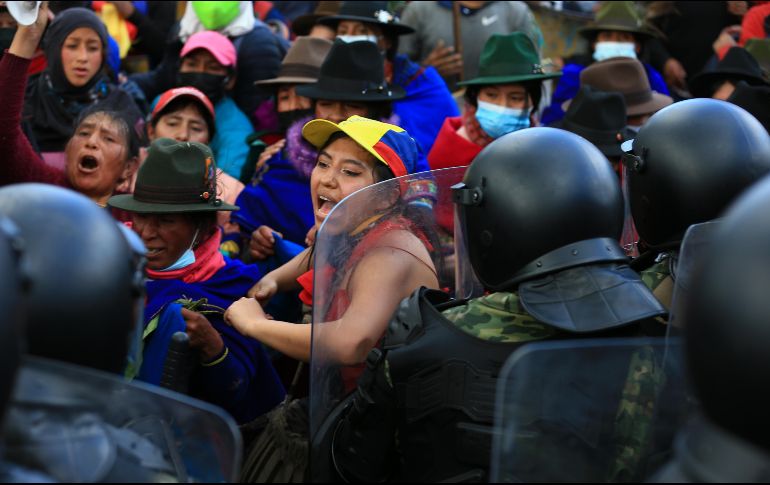 Miles de indígenas intentaron entrar al Congreso de Ecuador este jueves, en el undécimo día de protestas contra el gobierno. EFE/J. Jácome