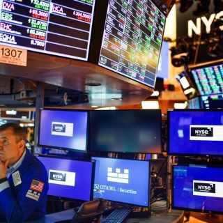 Wall Street termina en números verdes y prevé una recesión corta en EU