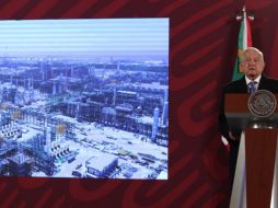 López Obrador asegura que lo que costará Dos Bocas es menor de lo que querían cobrar las empresas particulares extranjeras cuando se licitó. SN / C. Mejía