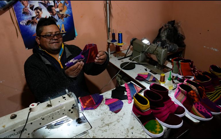 Herbas produce zapatos hace seis años; asegura que, debido a la naturaleza de las frazadas, ningún zapato tiene el mismo diseño. AP/J. Karita