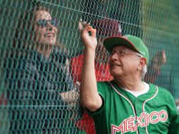 La foto de la esposa de Andrés Manuel en el partido de beisbol ya tiene más de 200 mil reacciones. FACEBOOK/G. Müller