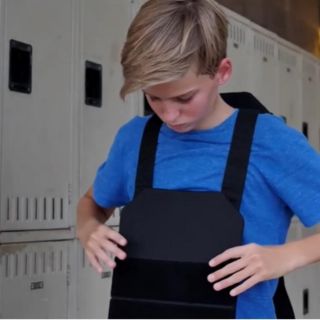 Sorprende creación de chaleco infantil antibalas para Escuelas de Estados Unidos