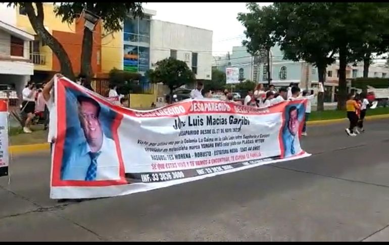Los manifestantes acudieron afuera de Casa Jalisco para exigir al gobernador la búsqueda de José Luis Macías Garibi. ESPECIAL