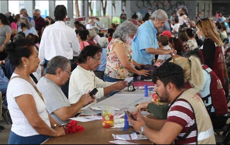 Adultos mayores destacan que el proceso para obtener la tarjeta fue rápido. EL INFORMADOR/A. Camacho