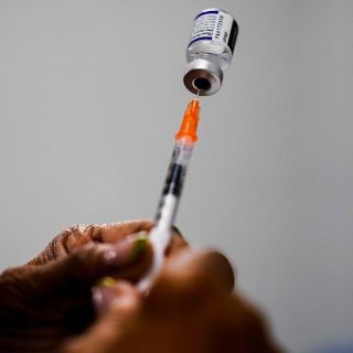 Vacuna COVID: Pfizer mejora su fármaco y aumenta protección contra ómicron