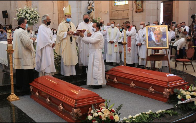 El templo se llenó de personas que conocían a los sacerdotes y decir fue acudir a darle el último adiós. EFE