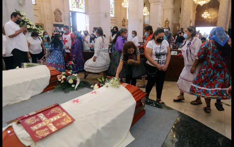 Los sacerdotes fueron asesinados el lunes pasado al intentar ayudar a un hombre que buscaba refugio. AFP