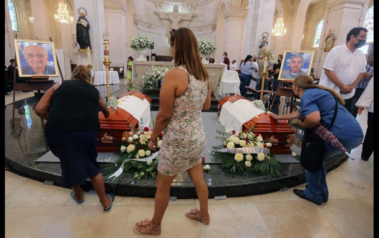 Las personas asistieron para darles el último adiós. AFP