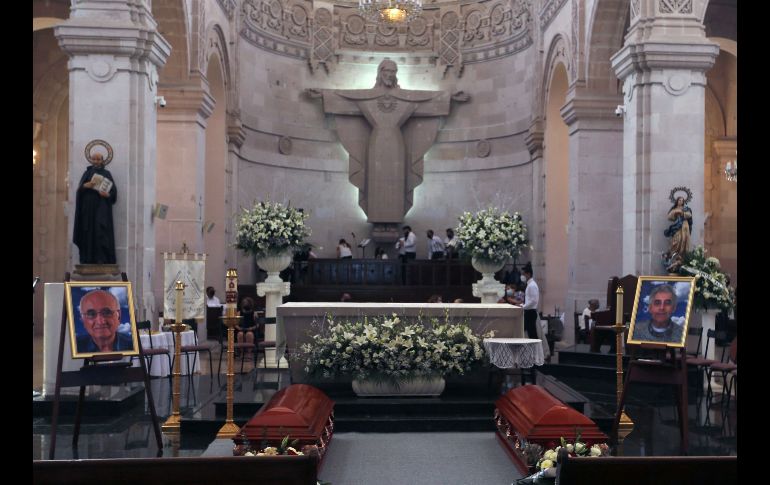 La comunidad Jesuita ofició la misa de cuerpo presente. AFP