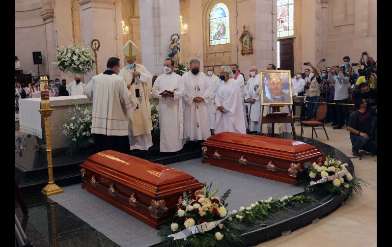A la misa asistieron familiares, amigos e indígenas raramuris, para rendir honores a los sacerdotes. AFP