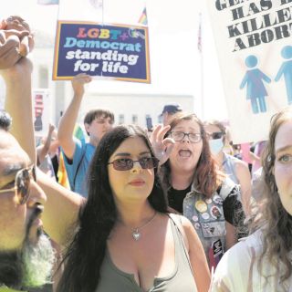 Continúan manifestaciones contra fallo sobre el aborto en EU