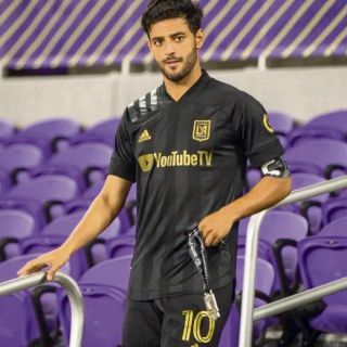 Carlos Vela renueva su contrato