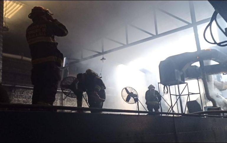 El incendio se registró en la Calle 2 #2731, cruce con la calle Miguel López de Legazpi, en la colonia Zona Industrial. ESPECIAL / Protección Civil Jalisco