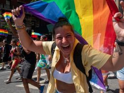 En diversos videos que circulan en redes, se observan a los asistentes de la marcha LGBT+ huir de la plaza de Nueva York. EFE/S. Yenesel