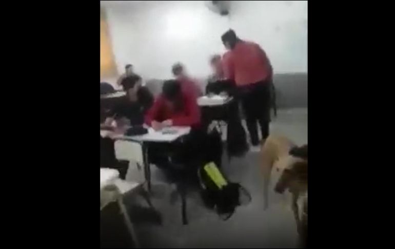En el video se observa cómo la madre enfrenta al supuesto bravucón de su hijo en el salón de clases/ ESPECIAL