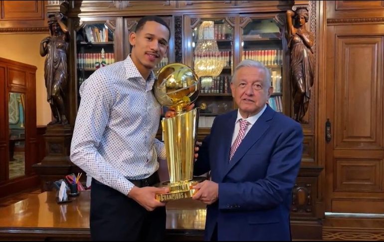 Juan Toscano llevó el trofeo de campeones de la NBA a las oficinas de Palacio Nacional. ESPECIAL