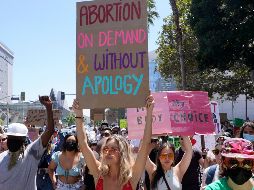 Cientos de personas se manifiestan en Los Ángeles contra la anulación de la sentencia 