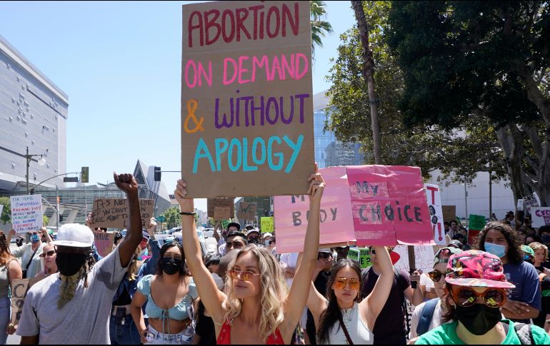 Cientos de personas se manifiestan en Los Ángeles contra la anulación de la sentencia 