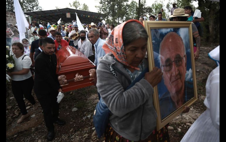 Los restos de los jesuitas reposan en una área cercana a la iglesia donde la semana pasada fueron asesinados a balazos junto a un guía turístico. SUN