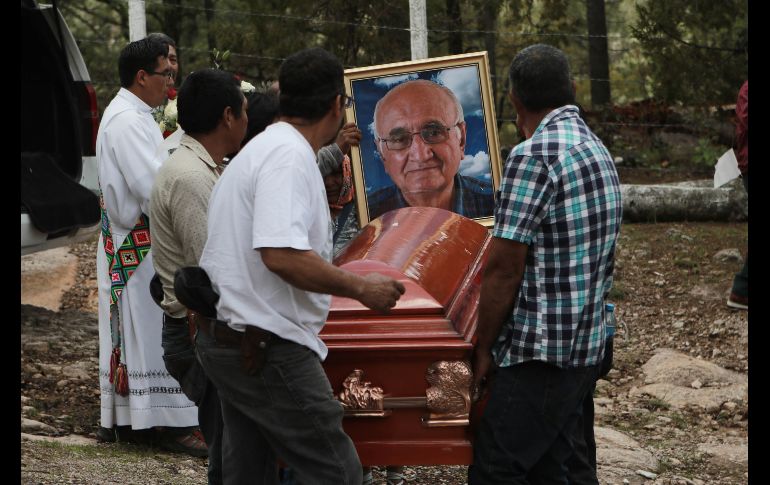 Los restos de los jesuitas reposan en una área cercana a la iglesia donde la semana pasada fueron asesinados a balazos junto a un guía turístico. SUN