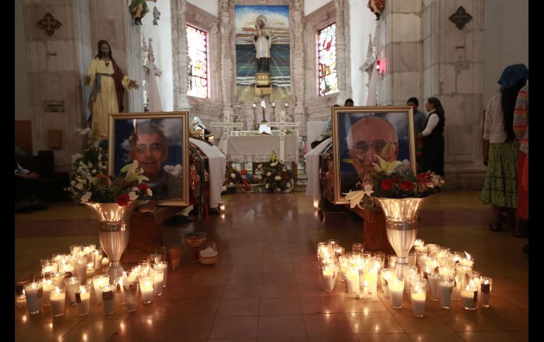 Los restos de los jesuitas reposan en una área cercana a la iglesia donde la semana pasada fueron asesinados a balazos junto a un guía turístico. SUN
