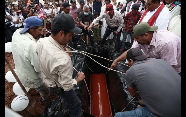 Los restos de los jesuitas reposan en una área cercana a la iglesia donde la semana pasada fueron asesinados a balazos junto a un guía turístico. SUN