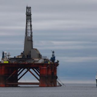 Petróleo arranca la semana a la alza