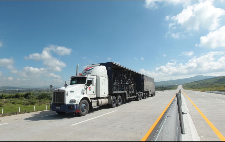 Existen lugares en Jalisco donde los choferes no pueden circular por la noche, y en Estados como Sonora hay cobro de peaje. EL INFORMADOR/Archivo