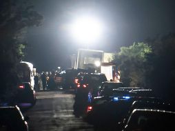 Las autoridades dijeron que hay tres personas detenidas tras el hallazgo del tráiler, que al parecer fue abandonado por el conductor. AFP/S. Flores