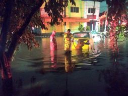 Lluvia de esta madrugada deja inundaciones y vehículos varados en la ZMG