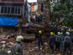 Las continuas y fuertes lluvias dificultaron las operaciones mientras los rescatistas movían losas de hormigón y revolvían el barro y los escombros en busca de supervivientes. AP /  R. Maqbool