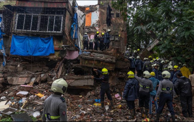 Las continuas y fuertes lluvias dificultaron las operaciones mientras los rescatistas movían losas de hormigón y revolvían el barro y los escombros en busca de supervivientes. AP /  R. Maqbool