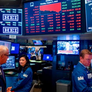 Wall Street termina en rojo, afectada por caída de confianza de consumidores
