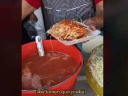 Los tacos están acompañados de col, lechuga, queso y harta salsa roja y verde. Tik Tok/ @bryanluna6