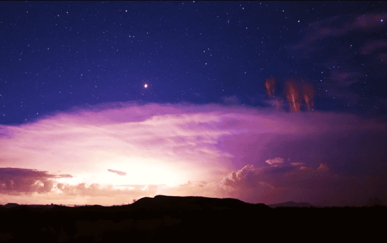 Las ráfagas de electricidad creadas en las capas superiores de la atmósfera, entre 50 y 90 kilómetros de altura en el cielo, y se mueven hacia el espacio, se les conoce como espectros o duendes rojos. SUN