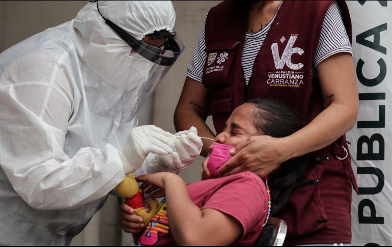 Un trabajador de la salud recolecta una muestra de hisopado nasal de una niña para realizar una prueba de detección de la enfermedad del nuevo coronavirus en la Ciudad de México. XINHUA/F. Cañedo