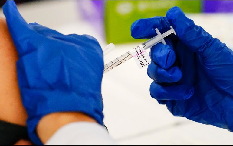 El gobierno está asegurando un lote adicional de 240 mil dosis en las próximas semanas. AP/ARCHIVO