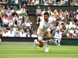 Novak Djokovic, que suma 81 triunfos en el All England Club, da otro paso más para acercarse al séptimo Wimbledon y cuarto consecutivo. EFE / N. Hall