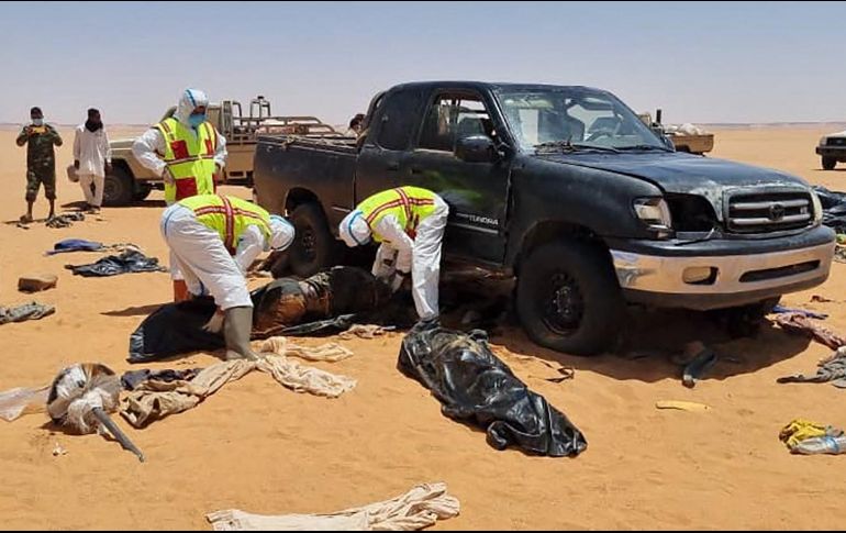 Rescatistas recuperan los cuerpos de los migrantes en el desierto de Libia. AFP/Servicio de Ambulancia de Libia