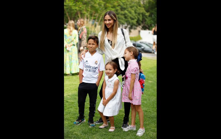 Mauricio, Alexia y Andrea Tinajero con Andrea Castro. GENTE BIEN JALISCO/Claudio Jimeno