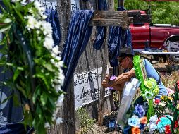 Un hombre deja un mensaje en un memorial instalado en honor a los migrantes que murieron en Texas. AFP/C. Khanna