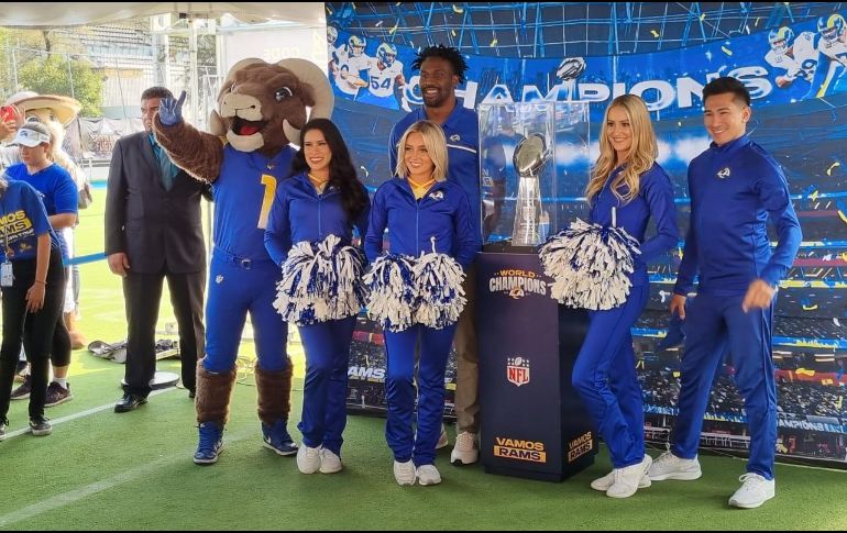 Aficionadas y aficionados de todas las edades vieron de cerca el Trofeo Vince Lombardi y tuvieron la oportunidad de tomarse fotografías en la cancha del Estadio Tequileros. EL INFORMADOR/M. NAVARRO