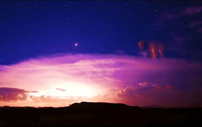 Espectros o duendes rojos. Son ráfagas de electricidad creadas en las capas superiores de la atmósfera, entre 50 y 90 kilómetros de altura en el cielo.