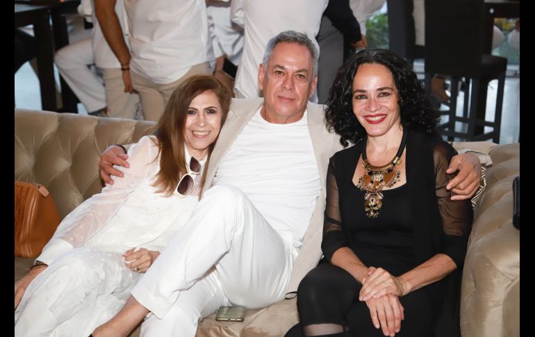 Bety Herrera, Héctor Cruz y Claudia Hecht. GENTE BIEN JALISCO/Antonio Martínez
