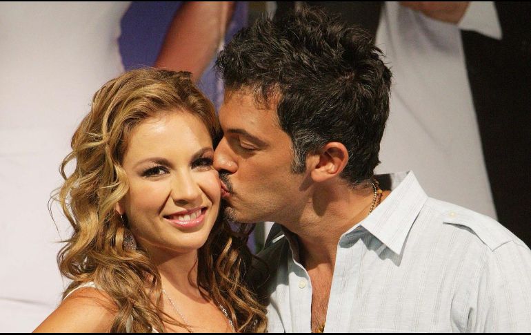 En el material, Coronado interpreta la canción 