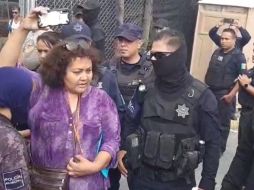 Vecinos reportaron que han recibido ofensas físicas y verbales de los policías que mantienen acordonada el área. ESPECIAL