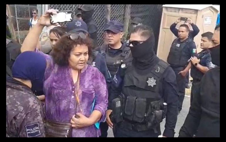 Vecinos reportaron que han recibido ofensas físicas y verbales de los policías que mantienen acordonada el área. ESPECIAL